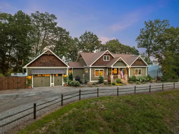 2220 Saranac Ln, Waynesville, NC — listing photo by Pavlov Photo